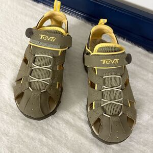 Teva Deacon closed toe Sandals - Olive and Yellow Size 6